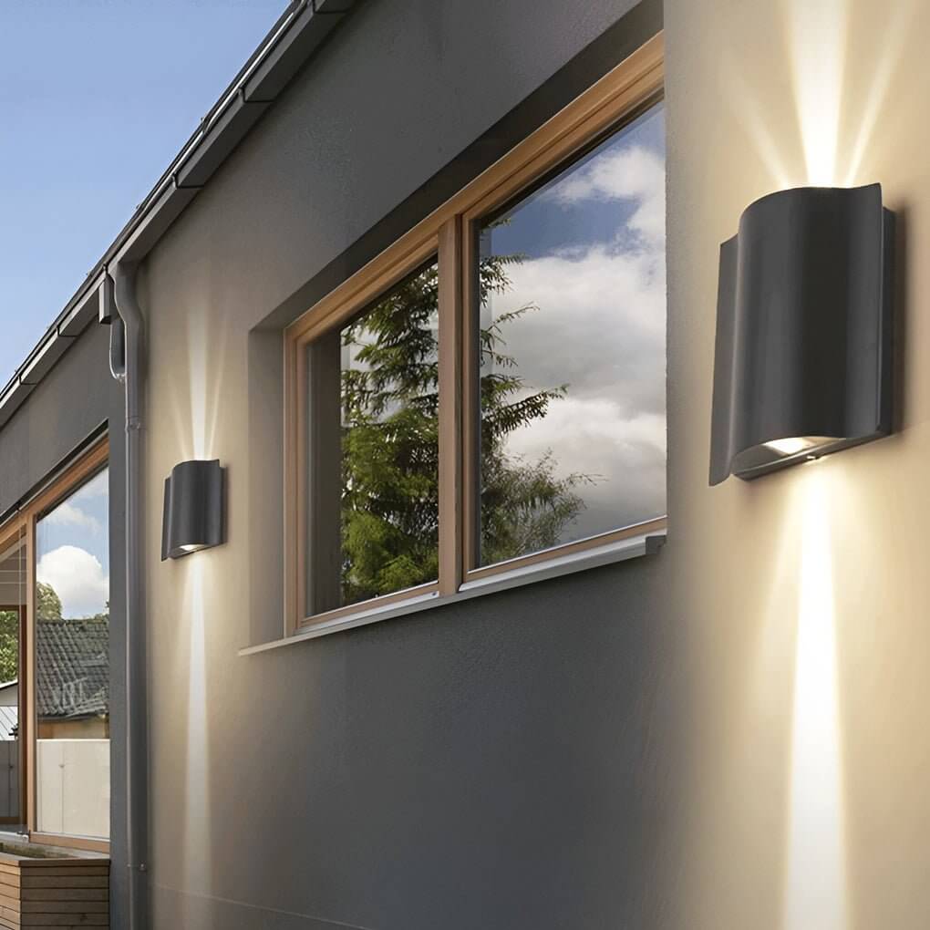 https://cdn.shopify.com/s/files/1/0556/5382/6742/files/beam-wall-light-black-window-directional-illumination.jpg?v=1768293038