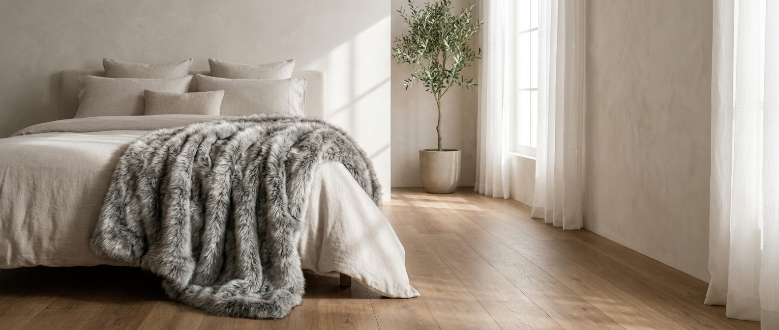 Volpe Nobile faux fox fur throw banner