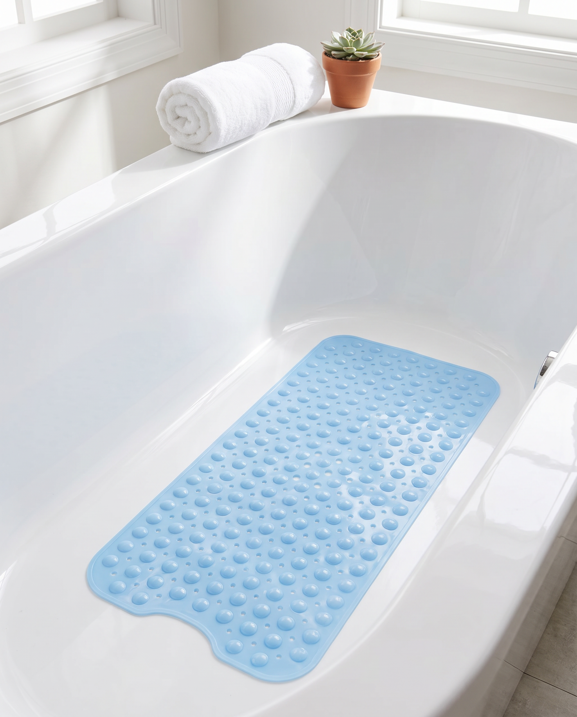 Onda Sicura blue silicone bath mat inside a white bathtub