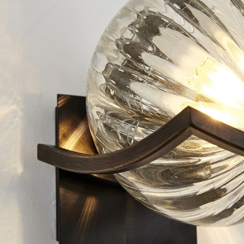 https://cdn.shopify.com/s/files/1/0655/0464/1076/files/sirius-glass-globe-wall-sconce-with-black-finish-8554804.jpg?v=1774455615