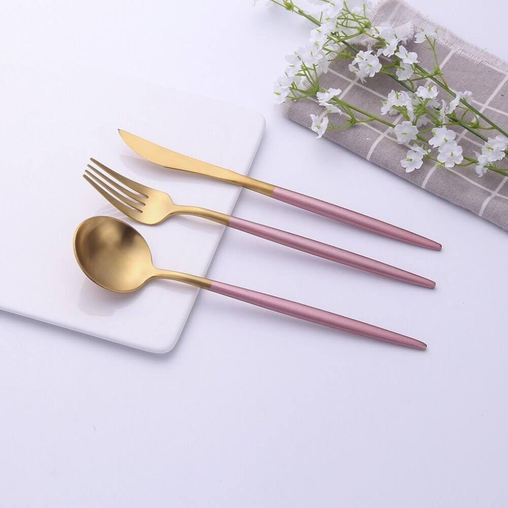 https://cdn.shopify.com/s/files/1/0655/0464/1076/files/two-tone-handle-gold-cutlery-set-30-piece-flatware-3873401.jpg?v=1779807015