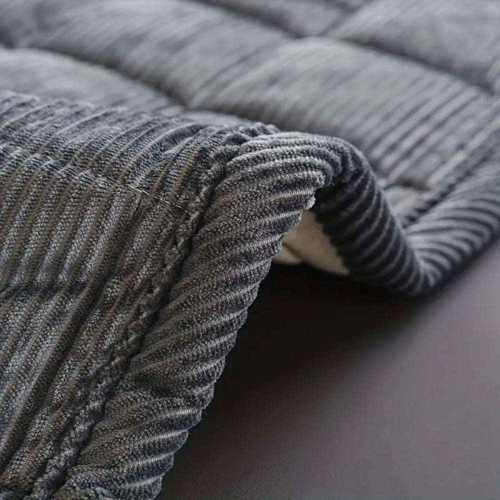 https://cdn.shopify.com/s/files/1/0637/4480/2863/files/QuiltedModernSofaCover_6_f084ac90-9d39-44ee-9833-1128c7f92f9a.jpg?v=1757056920