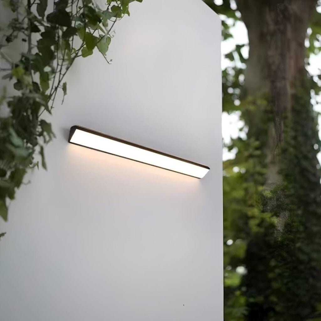 https://cdn.shopify.com/s/files/1/0655/0464/1076/files/auraguard-led-outdoor-wall-light-waterproof-and-energy-efficient-7865982.jpg?v=1779807194