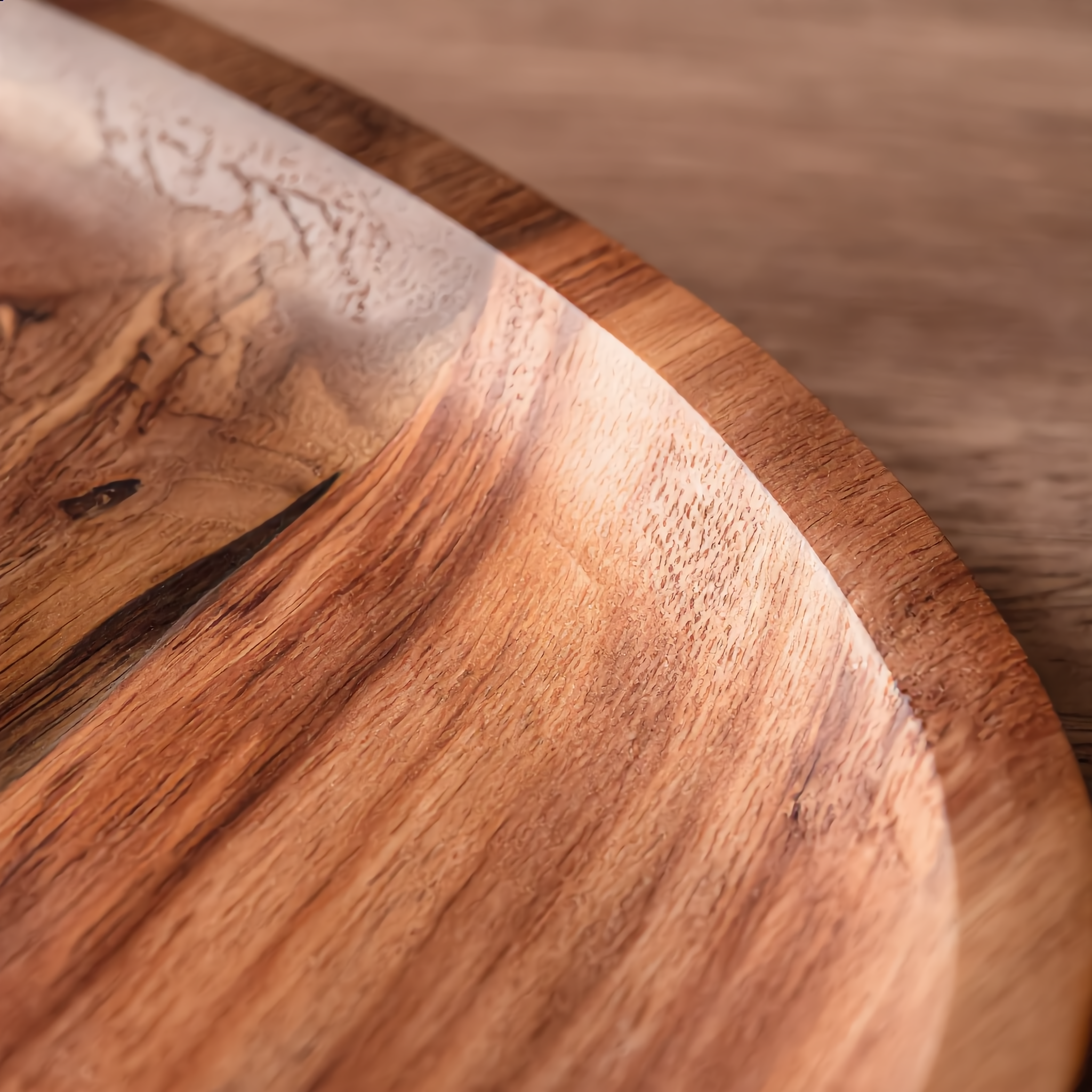 Close-up of the live-edge rim and acacia woodgrain