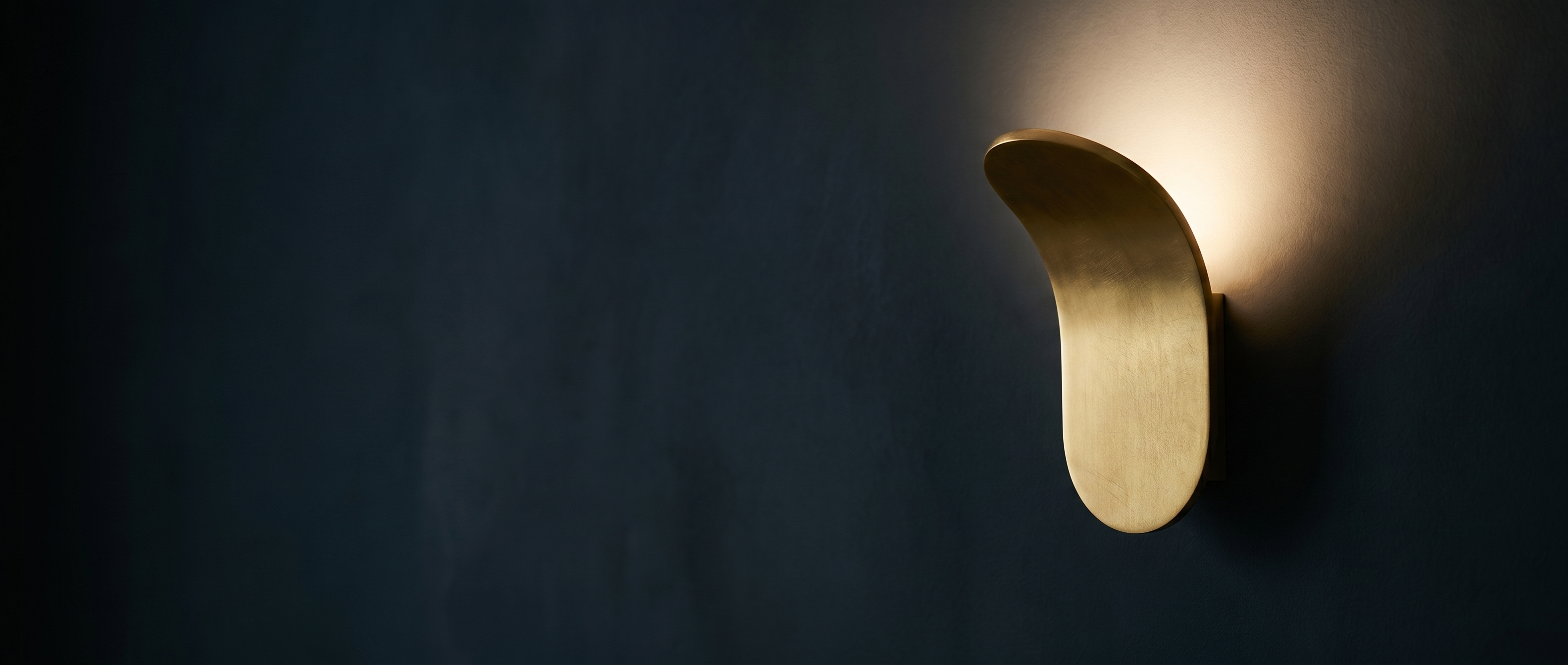 Petalo curved wall sconce banner