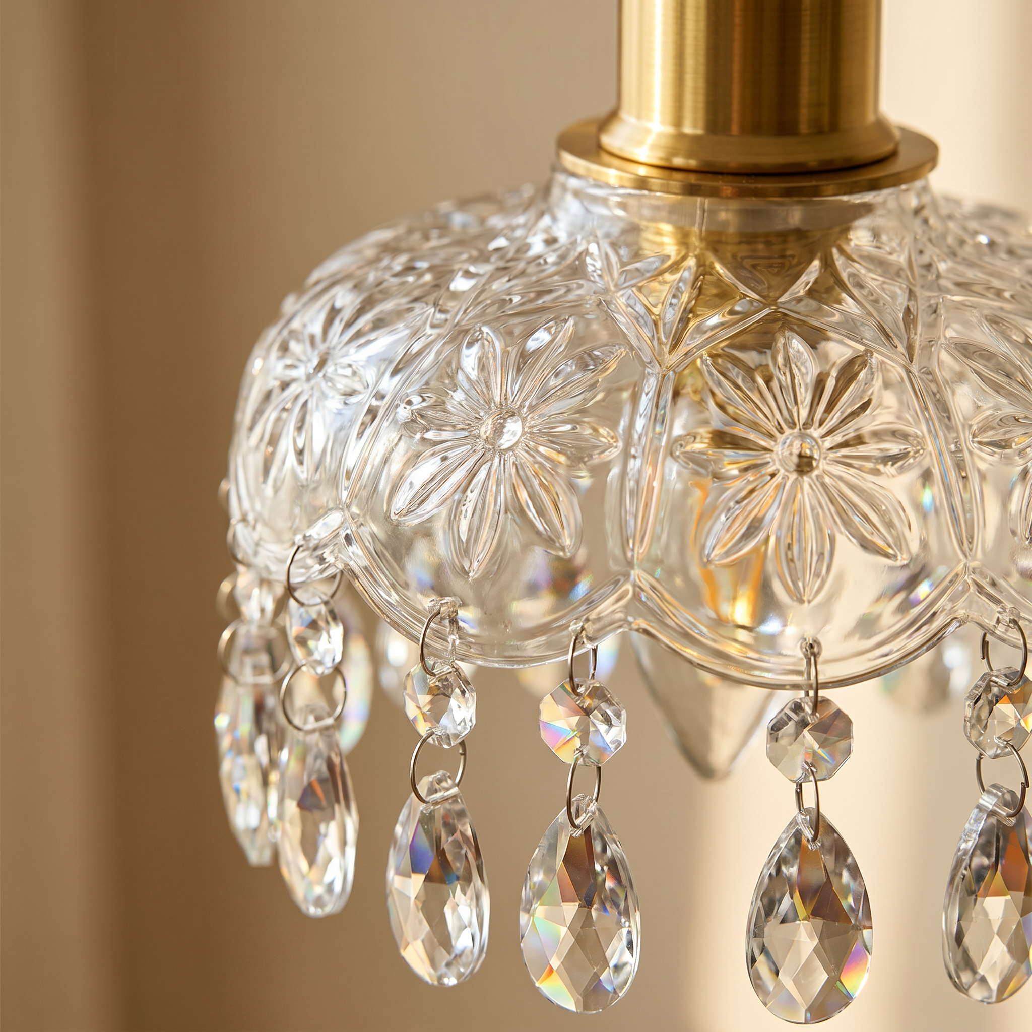 Close-up of the crystal flowers and teardrops