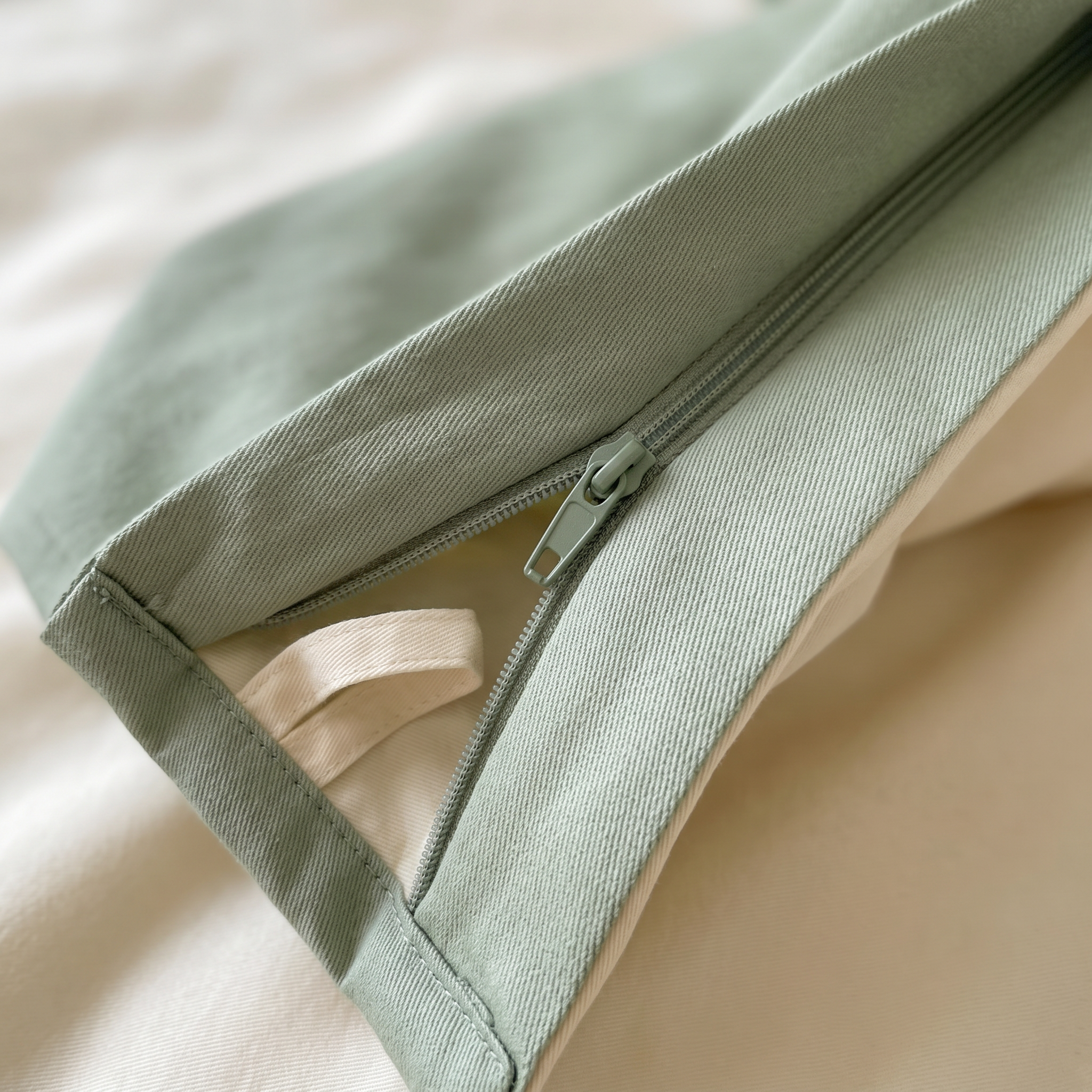 Nuvola Reversible Cotton Duvet Set zipper and corner tie detail