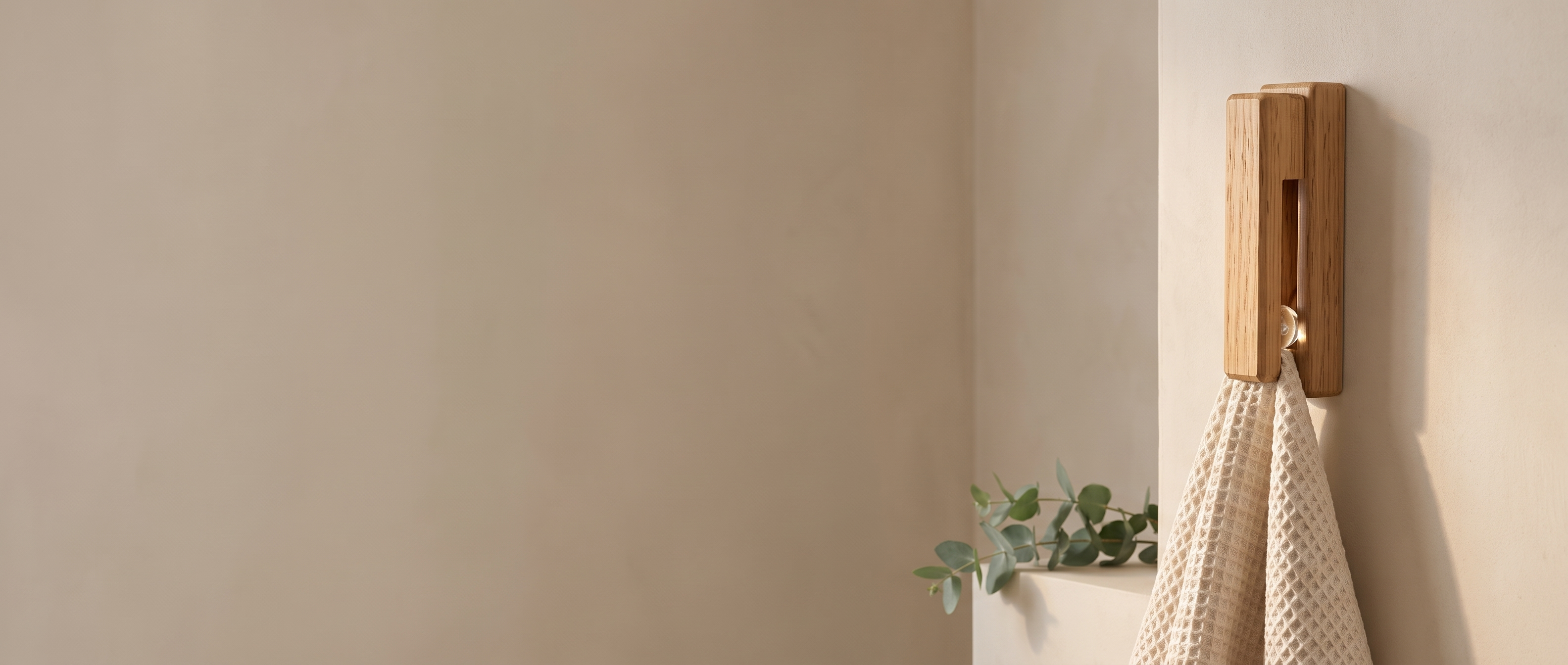 Sfera Serena wooden towel hook lifestyle banner