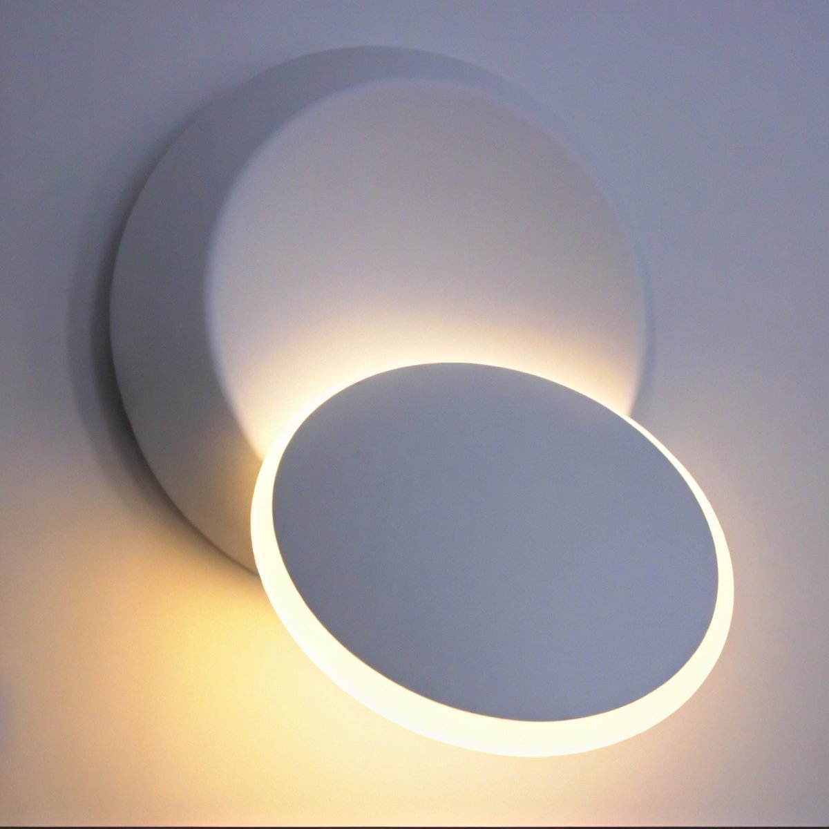 https://cdn.shopify.com/s/files/1/0655/0464/1076/files/moonsconce-rotating-circle-interior-wall-light-446408.jpg?v=1773242833